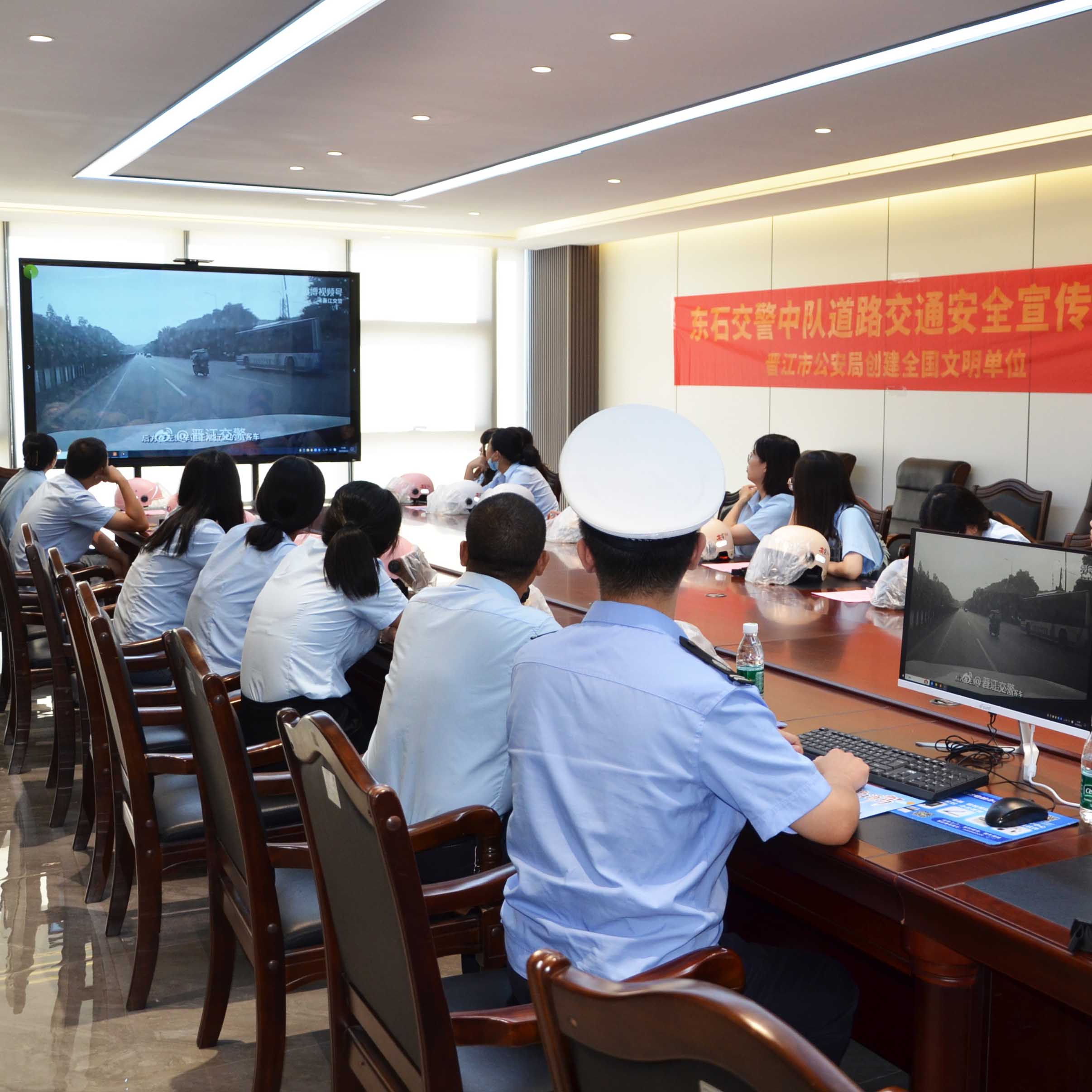 東石交警中隊走進優(yōu)安納傘業(yè)，共筑交通安全防線